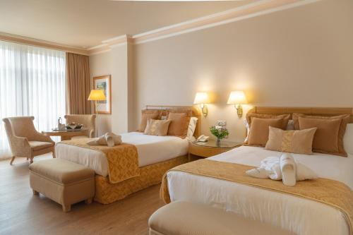 圣地亚哥－德孔波斯特拉洛萨贝托豪华酒店的酒店客房配有两张床和一张书桌