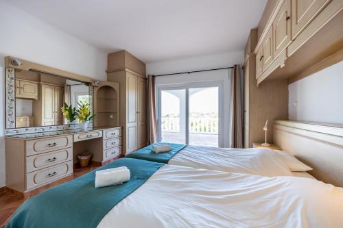 圣巴巴拉-迪内希Villa Mimosa的一间卧室设有一张大床和一个大窗户