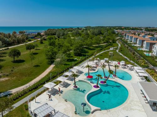 卡奥莱Pareus Beach Resort的享有度假村游泳池的空中景致