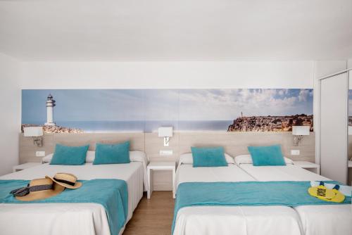 Hostal Es Pi - Emar Hotels客房内的一张或多张床位