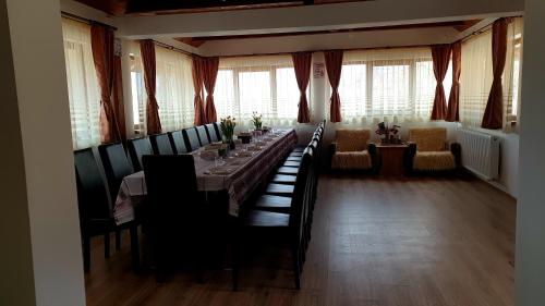 MoigradVatra Strabunilor的长长的用餐室配有长桌子和椅子