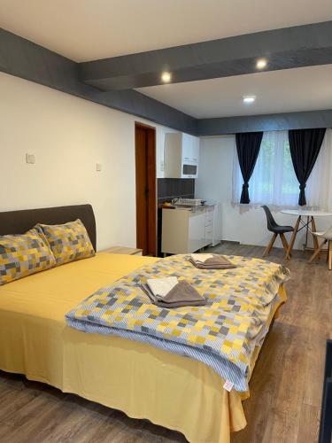扎布利亚克拉洛维奇公寓的一间卧室配有黄色的床和桌椅