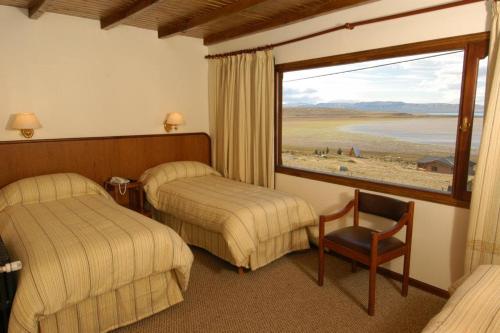 埃尔卡拉法特考伊爱肯酒店的酒店客房设有两张床和大窗户。