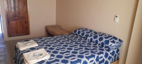 比亚米尔港House的一间小卧室,配有蓝色和白色的床