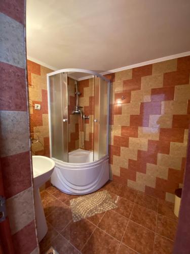 Şurdeşti玛尔途卡旅馆的带淋浴、卫生间和盥洗盆的浴室