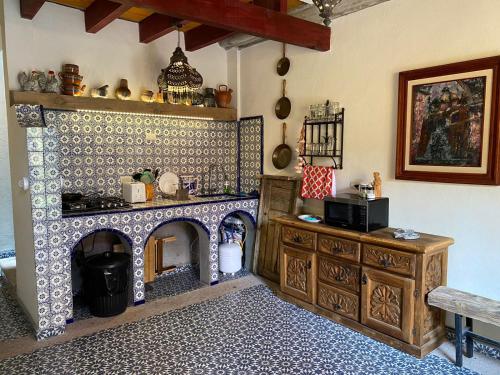 圣米格尔-德阿连德Nunõ的一间带炉灶和壁炉的厨房
