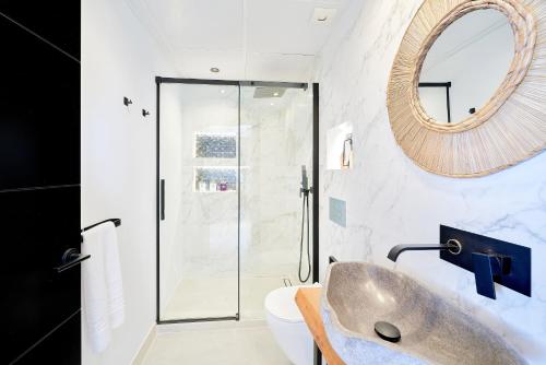 多列毛利诺斯PURA VIDA Luxury apartment with jacuzzi的一间带水槽和镜子的浴室