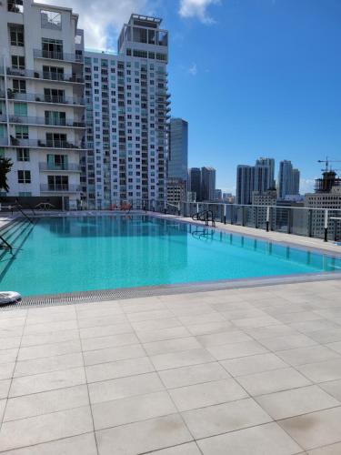 迈阿密Lovely Condo Unit的大楼屋顶上的大型游泳池