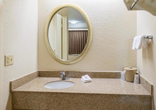米尔福德米尔福德-纽黑文红屋顶客栈的一间带水槽和镜子的浴室