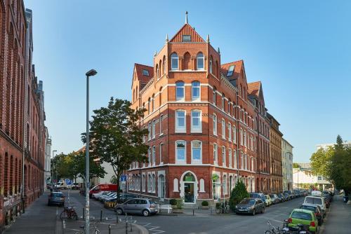 汉诺威Lofts in Hannover的城市街道上一座高大的红砖建筑