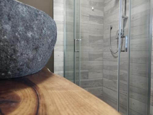圣尼科拉阿尔切拉Quiero Más B&B的一间带淋浴的浴室,配有大石头