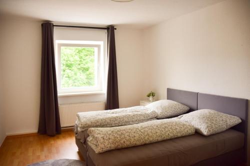 罗斯托克Haus mit 3 Apartments im Zentrum von Rostock的卧室在窗户前配有两张床