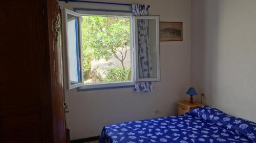 萨戈内Residence Funtanella的一间卧室设有一张床和一个窗口