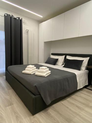 乌迪内Bnb apartment Ferrara的一间卧室配有一张大床和毛巾
