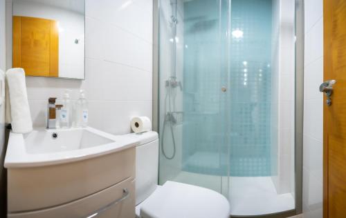 加的斯Zurbarán Playa Ha Apartment的带淋浴、卫生间和盥洗盆的浴室