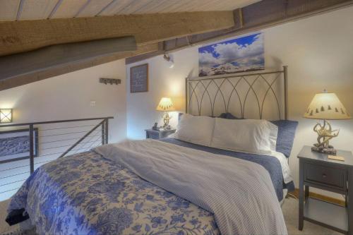 杜兰戈Tamarron HighPoint 648的一间卧室配有一张大床和两盏灯。