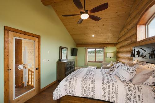杜兰戈272 Sundance的一间卧室配有一张床和吊扇