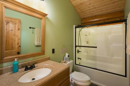 杜兰戈272 Sundance的一间带水槽、卫生间和镜子的浴室