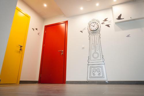 德鲁斯基宁凯Vila Nikolas的两扇门旁墙上的时钟