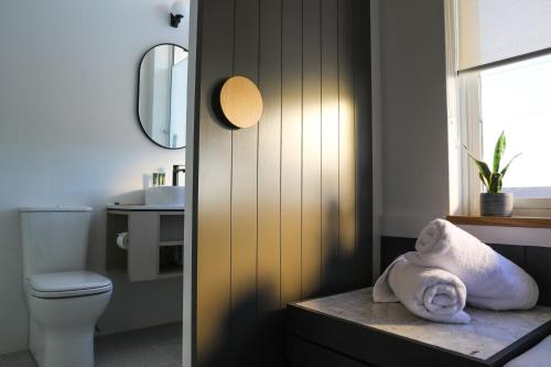 悉尼Beach Road Hotel的浴室设有卫生间,并在柜台上提供毛巾