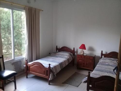 拉班达Los Aguarybayes的带窗户的客房内设有两张单人床。