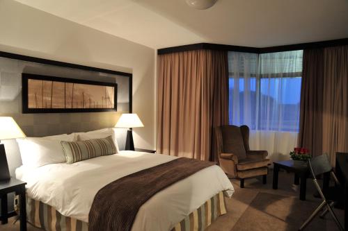 理查兹湾理查兹湾音达巴酒店的酒店的客房 - 带一张床、椅子和窗户