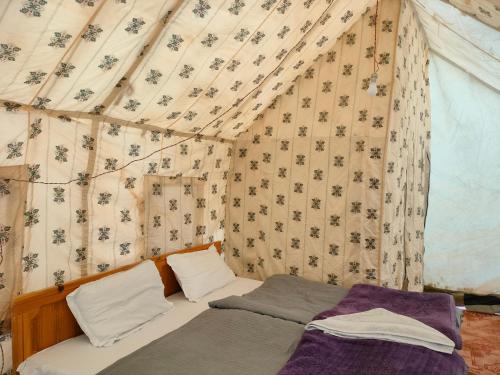 ChimreNeryok's Indus view的一间帐篷内带两张床的卧室