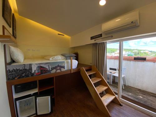 南湾乐逸行旅南湾馆 的客房设有带柜台和窗户的厨房。