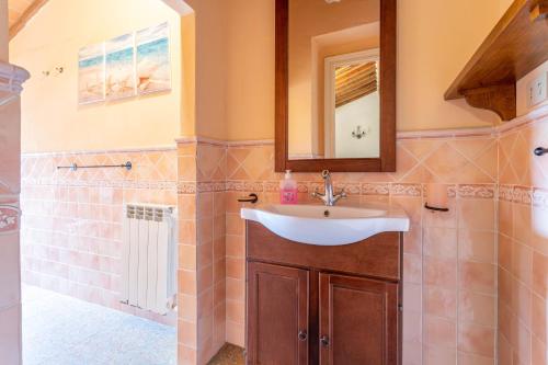 里奥托尔托Appartamento Montecristo的一间带水槽和镜子的浴室