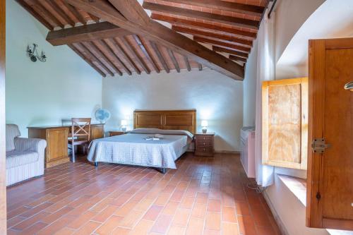 里奥托尔托Appartamento Montecristo的一间卧室配有一张床和一个沙发