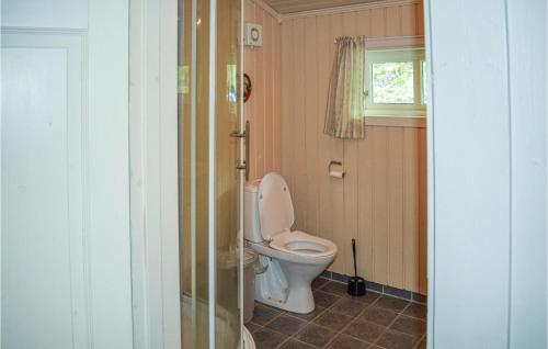 Bandaksli维拉里奥森班达克伊托克度假酒店的一间带卫生间和窗户的浴室