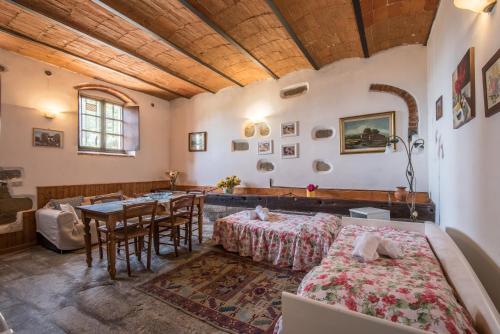 卡斯蒂廖恩菲博基Poggio Primo - Bilocale Vermiglio的一间设有两张床和一张桌子的房间