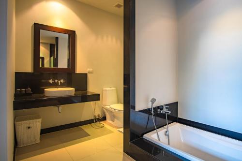 奈汉海滩Two Bedroom Onyx Villa Nai Harn的带浴缸、盥洗盆和卫生间的浴室