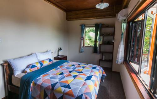 ZamboanguitaShenanigans Glamping Resort的一间卧室设有一张床和一个窗口