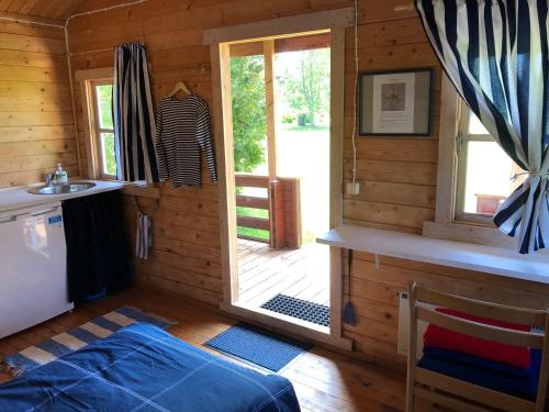 PärnaMerejussi Puhkemajad的小木屋设有厨房和门廊
