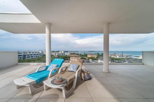 利尼亚诺萨比亚多罗Zero5.Zero5的阳台设有2把躺椅,享有海景。