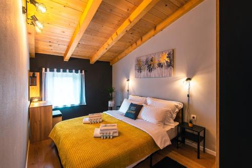 科兰DreamStone Kolan的一间卧室配有一张带黄色毯子的大床