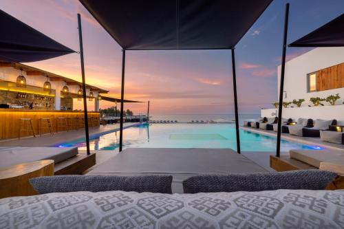 普拉坦斯Atermono Boutique Resort & Spa的一座带游泳池和度假村的别墅