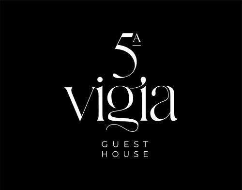 莫什港5ª Vigia的黑色背景的白色标志旅馆