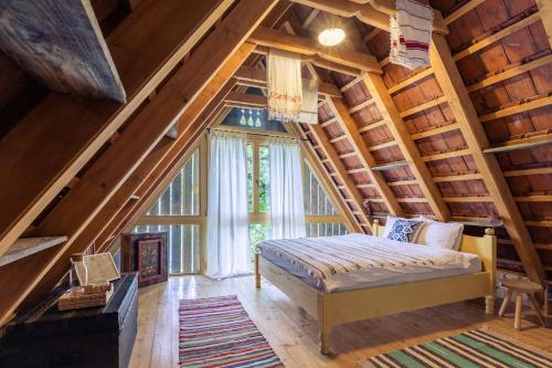 维斯克里Viscri 32 - White Barn and Blue House的一间卧室设有一张床和一个大窗户