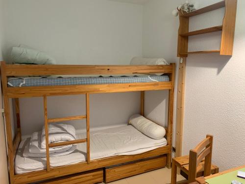 雷阿隆APPARTEMENT MONTAGNE的一间小客房内的双层床,客房内配有一张双层床