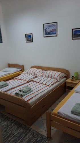 Apartment and rooms"Tabašnice"Tuzla centar客房内的一张或多张床位