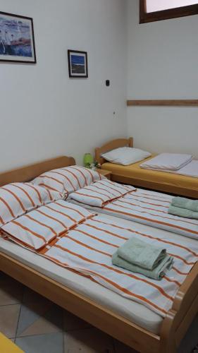 Apartment and rooms"Tabašnice"Tuzla centar客房内的一张或多张床位