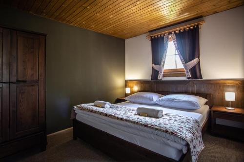 特尔乔夫得来文斯特楚瓦酒店的一间卧室设有一张大床和窗户