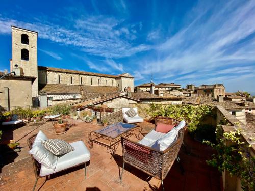 托迪德波卡圣洛伦佐特雷住宿酒店的一个带桌椅的庭院和一座建筑
