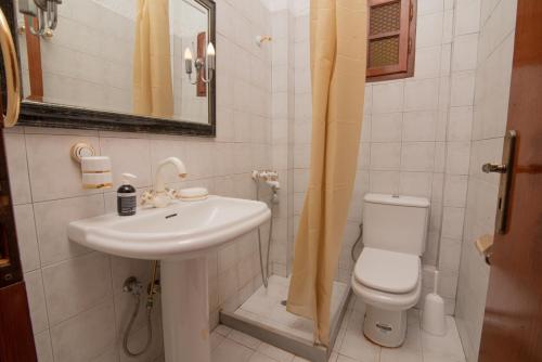 阿吉亚帕拉斯夫Ligres Beach - 2 Bedrooms Apartment Sea View的白色的浴室设有水槽和卫生间。