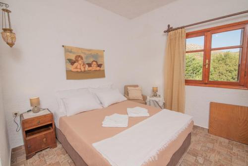 阿吉亚帕拉斯夫Ligres Beach - 2 Bedrooms Apartment Sea View的一间卧室设有一张床和一个窗口
