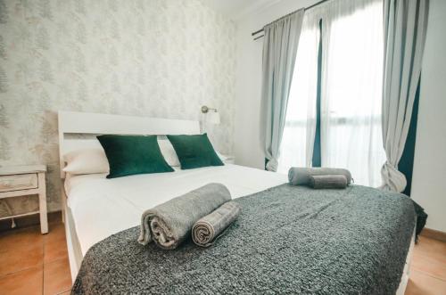 科拉雷侯Surf&Sleep的一间卧室配有一张床,上面有两条毛巾