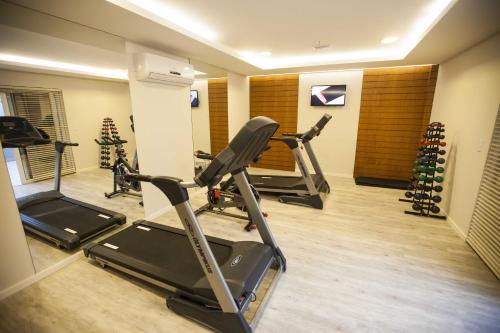 特雷索波利斯城际特雷索波利斯酒店的一间健身房,里面配有三台跑步机