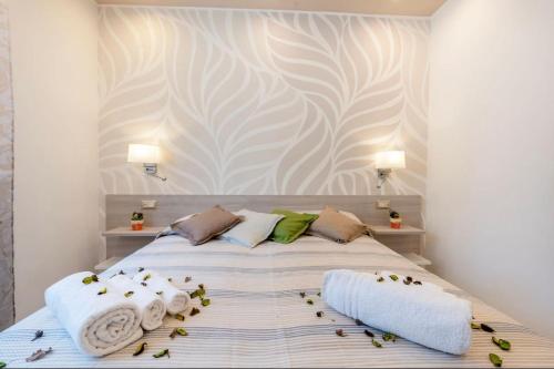 马奥莱Profumo di Mare Offre Parcheggio Gratuito的一间卧室配有带毛巾的床